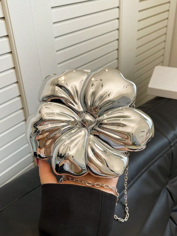 Flower bloom clutch